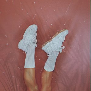 Bild für 'white shoes'