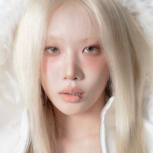 'Kim Lip' için resim