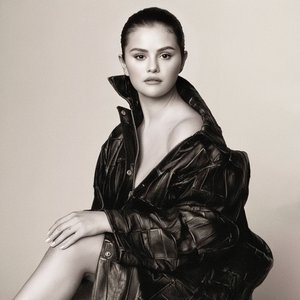 “Selena Gomez”的封面
