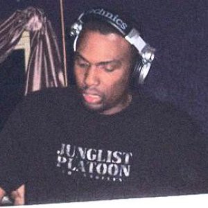 “Infiltrate”的封面