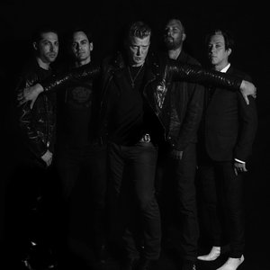 “Queens of the Stone Age”的封面