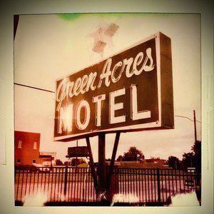“Green Acres Motel”的封面