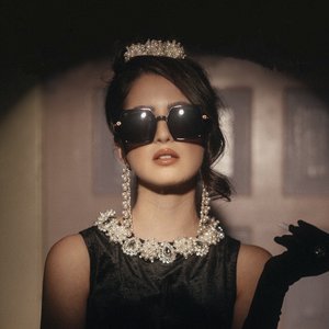 “Laura Marano”的封面
