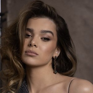 “Hailee Steinfeld”的封面