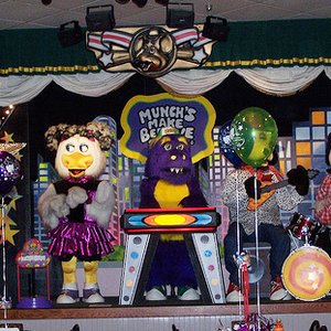 “Chuck E. Cheese”的封面