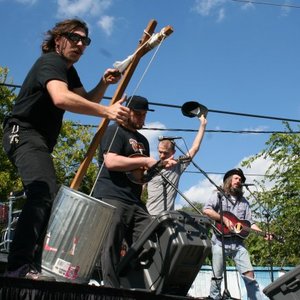“Sideshow Tramps”的封面