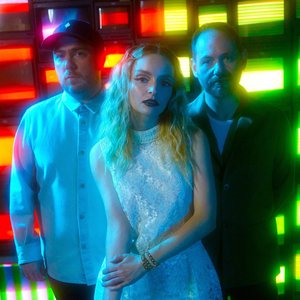 “CHVRCHES”的封面