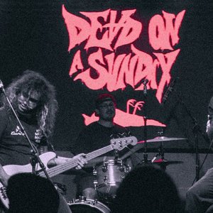 “Dead On A Sunday”的封面