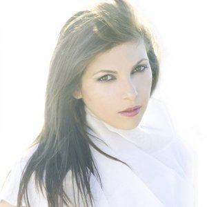 “Katerina Kyrmizi”的封面
