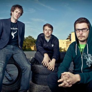 “She Roars”的封面