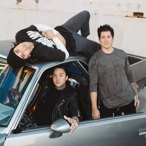 “Pierce the Veil”的封面