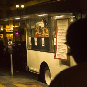 “Hold Me Down”的封面
