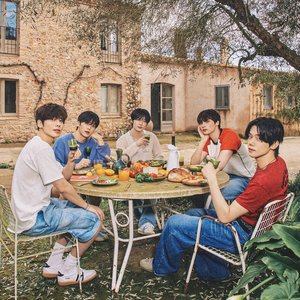 “TOMORROW X TOGETHER”的封面