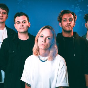 “Drones”的封面