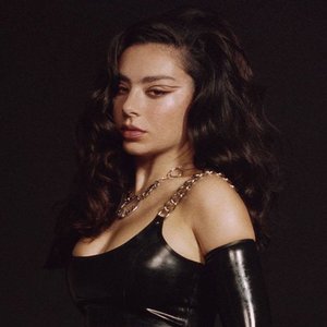 “Charli XCX”的封面