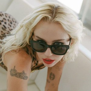 “Miley Cyrus”的封面