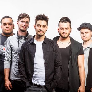 “Infected World”的封面