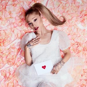 “Ariana Grande”的封面