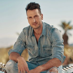 “Russell Dickerson”的封面