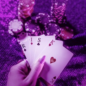 “Risk”的封面