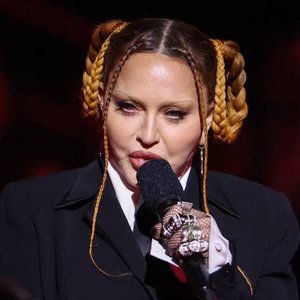 'Madonna' için resim