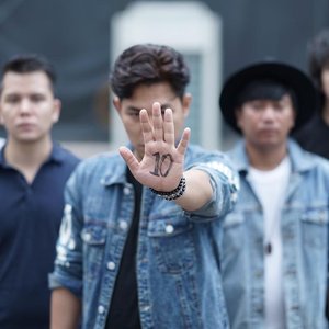 “Armada”的封面
