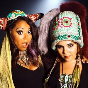 “Daphne & Celeste”的封面