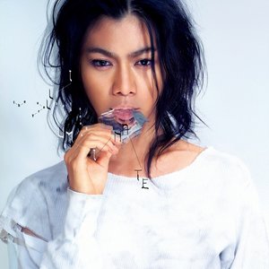 “Illuminate ～the very best songs～”的封面