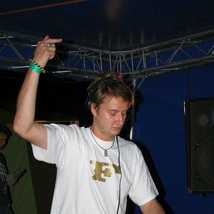 “DJ Mystique”的封面