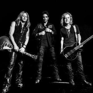 “Revolution Saints”的封面