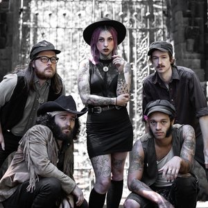 “Bridge City Sinners”的封面