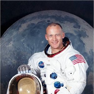 Immagine per 'Buzz aldrin'