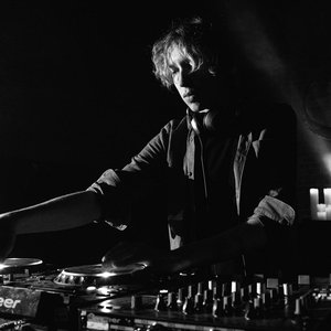 “Daniel Avery”的封面