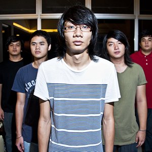 “Lions & Acrobats”的封面