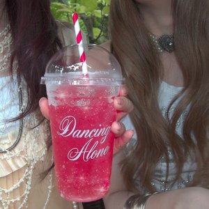 “DANCING ALONE”的封面