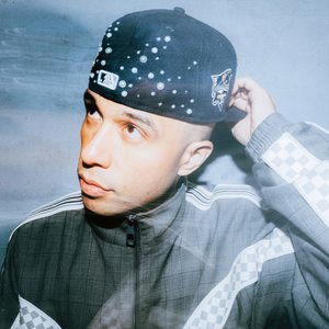 Image pour 'Pulling Me Back'