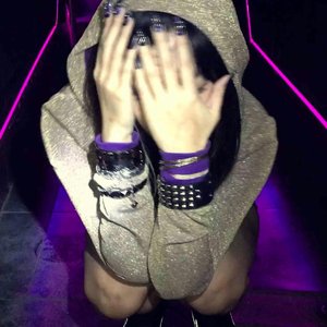 “Killing Me Slowly”的封面