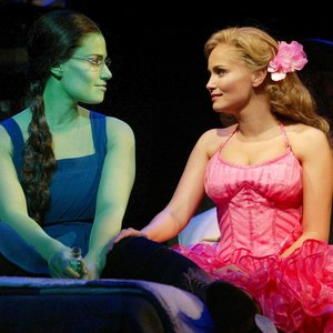 'Kristin Chenoweth & Idina Menzel' için resim