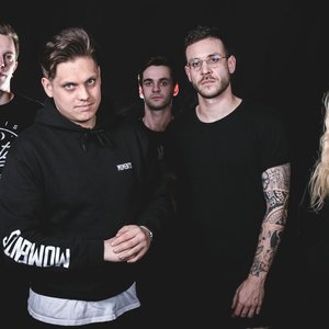 “DEADLINES.”的封面