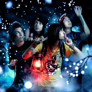 “Pierce the Veil”的封面