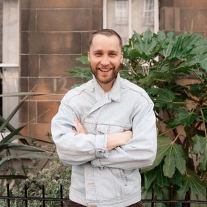 Bild für 'Adam Holmes'
