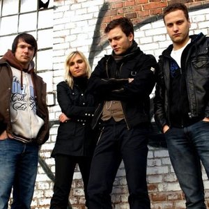 “Broken Marble”的封面