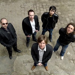 Immagine per 'Familiar Looking Strangers'