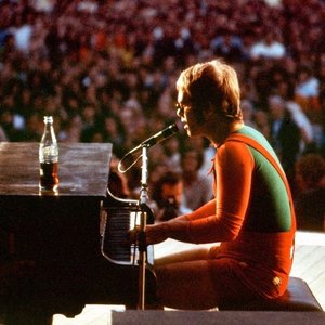 “Elton John”的封面