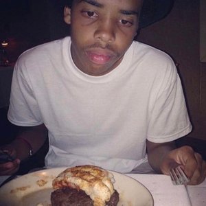 “Earl Sweatshirt”的封面