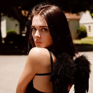 “Charlotte Lawrence”的封面