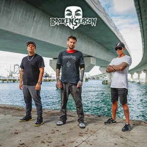 “Broken Season”的封面