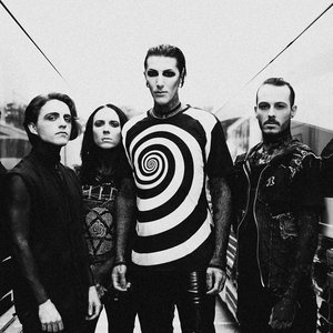 “Motionless in White”的封面