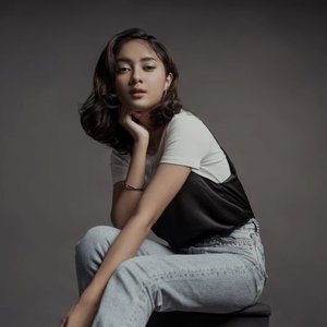 “Rahmania Astrini”的封面