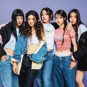 “NewJeans”的封面